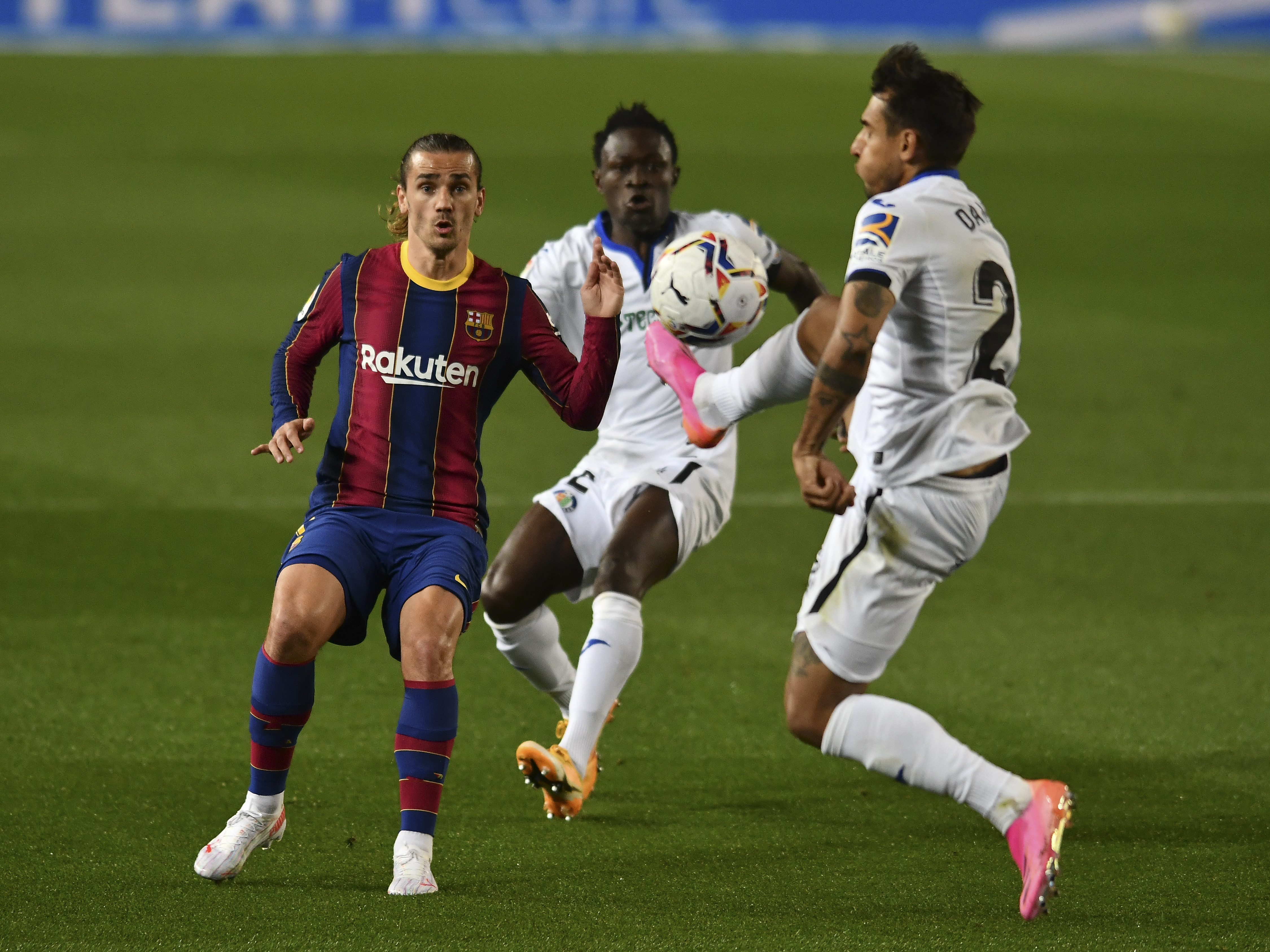 阿图尔上演帽子戏法，巴萨大胜