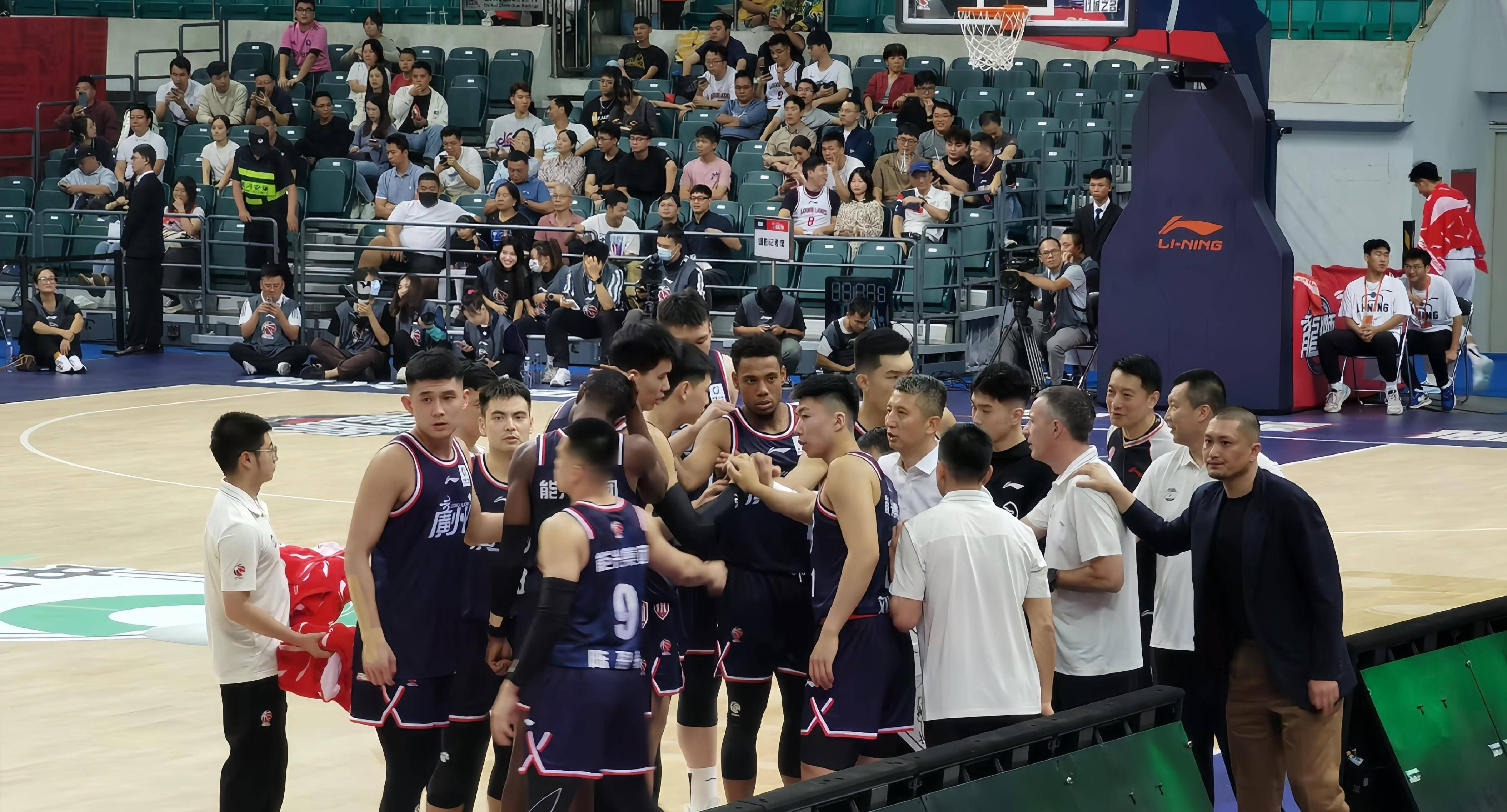 广州队大胜山东队,取得连胜 广州队大胜山东队,取得连胜