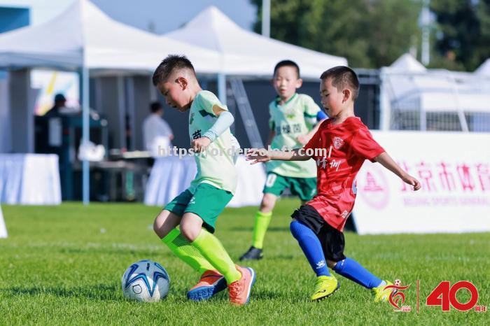 足球赛场技惊四座,球队拼尽全力角逐 足球赛场技惊四座,球队拼尽全力角逐