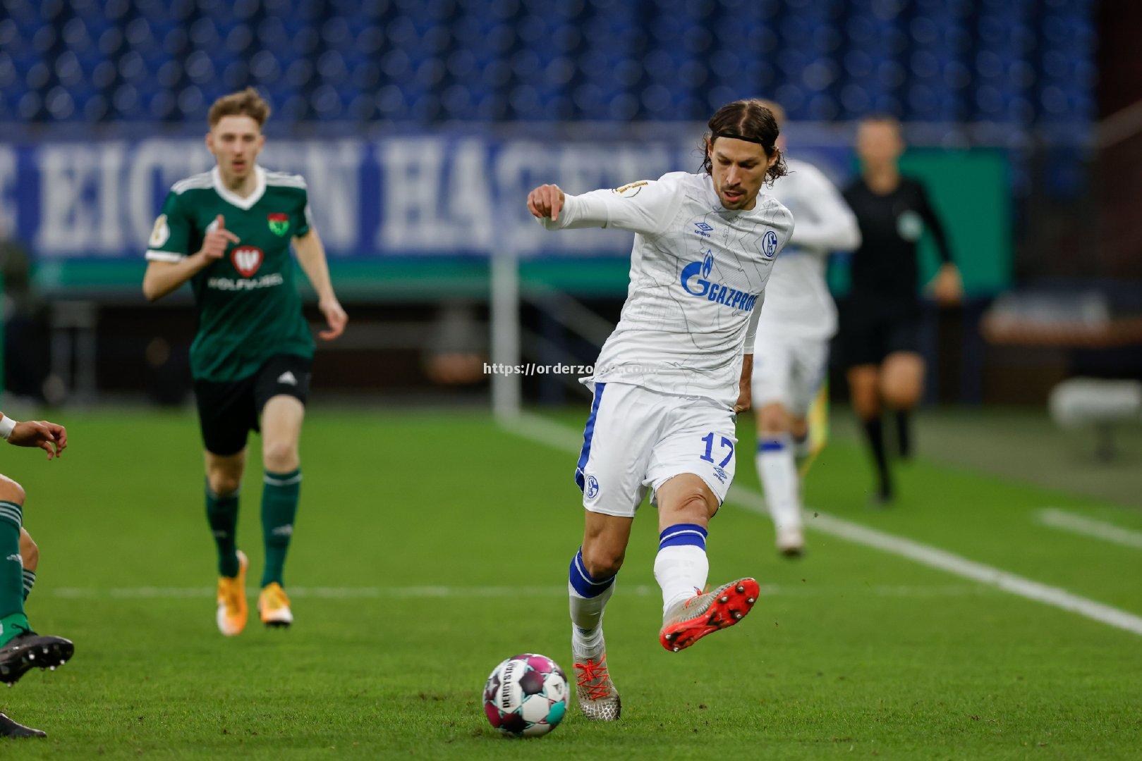 星空体育-沙尔克豪取胜利，晋级形势一片大好