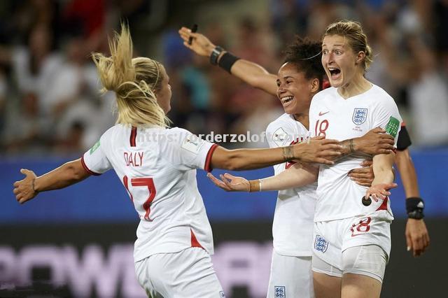 星空体育-裁判坚决执法！女足比赛现场争议不断