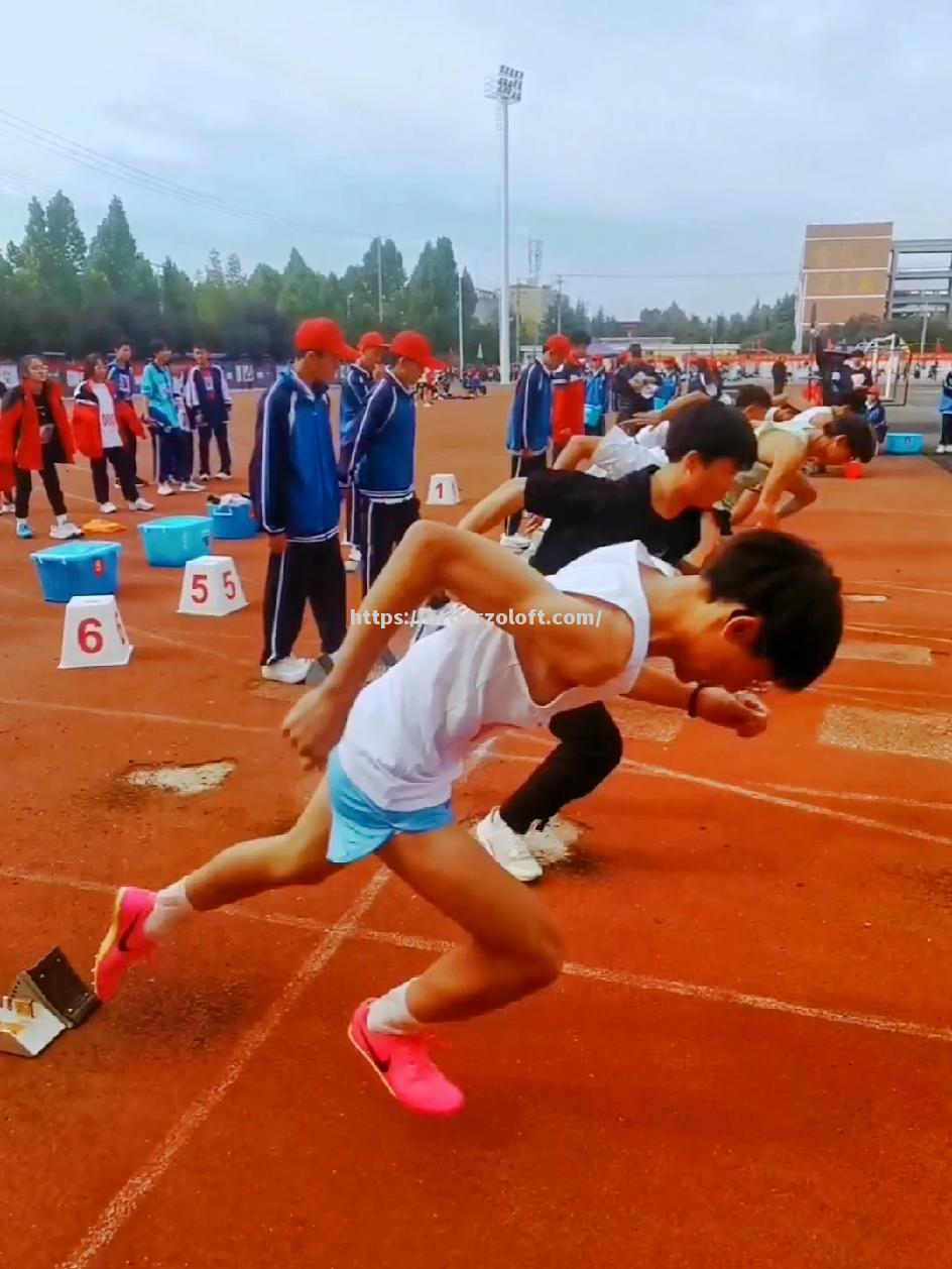 足球赛场致敬体育精神，球员奋力拼搏