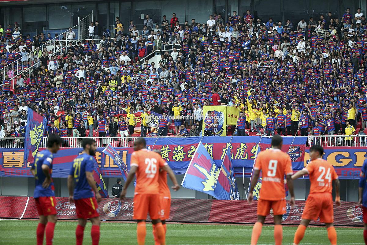 星空体育-球员们在场上全神贯注，奋力拼搏争取胜利