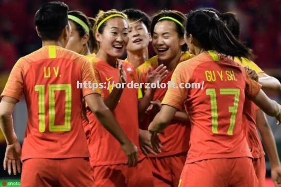 俄罗斯女足队球员在社区服务活动中积极参与