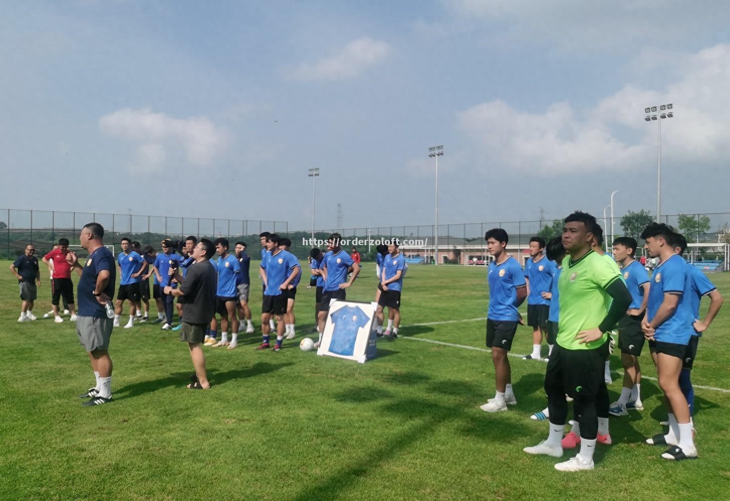 星空体育-足球赛场激战连连，球队冲刺胜利