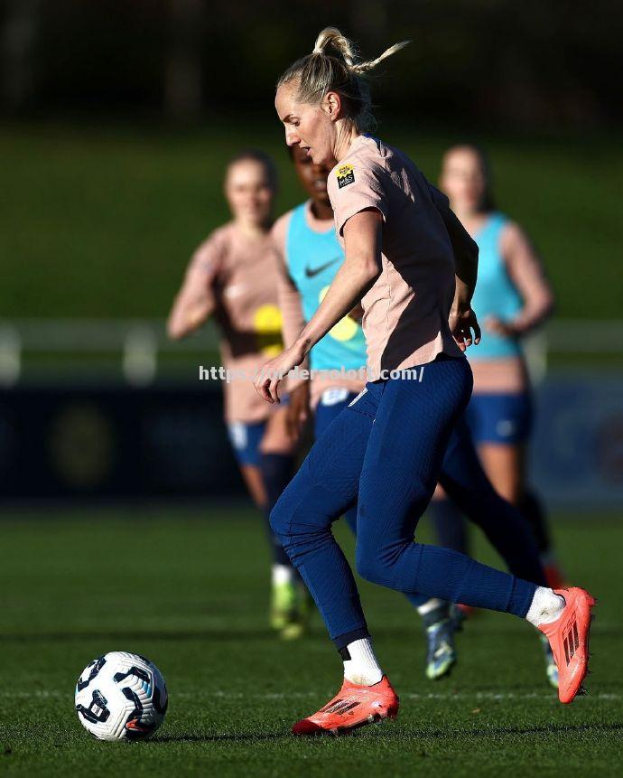 星空体育-英格兰女足队员发挥卓越，连续六场不败