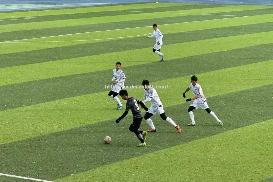 紧张足球比赛中球队表现出色，势如破竹